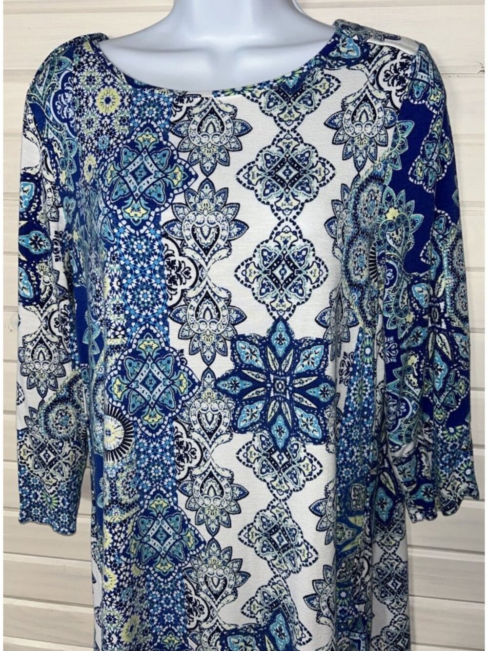 Chico's Zenergy Sz 1 (MEDIUM) Blue Medallion Tunic Curved Hem Knit EUC